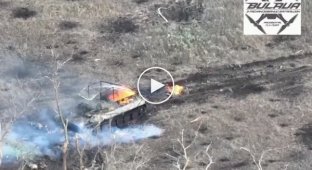 Розпалений росіянин крутиться по землі після успішного знищення російської техніки на українській землі
