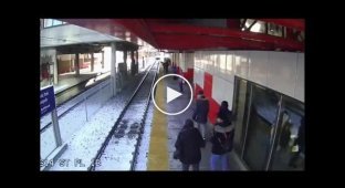 Парень столкнул пожилую женщину под поезд