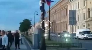 Петербуржец во время парада ВМФ украл флаг России