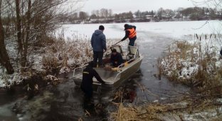 Сотрудник МЧС погиб, спасая рыбаков, провалившихся под лед (1 фото)