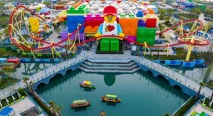 The world's largest Legoland was built in Shanghai (5 photos + video)