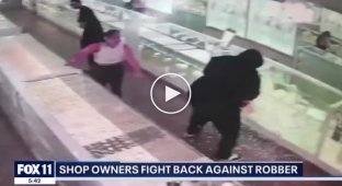 The fat robber received a fitting rebuff from the jewelry store employees