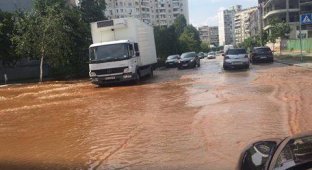 На Позняках в Киеве — коммунальная катастрофа. Льет вода и прорвало асфальт