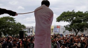 В Індонезії борця за подружню вірність відшмагали за зраду (6 фото)