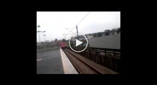Девушка ради мобильного против поезда