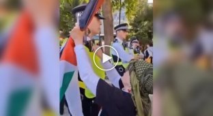 Неожиданный эпизод на протестной акции в Великобритании