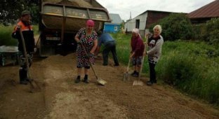 В Свердловской области пенсионерки провели ремонт дороги (3 фото)
