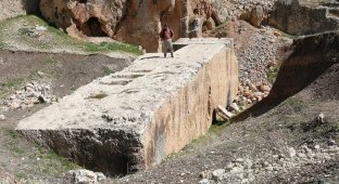 Исполинские камни, в существование которых трудно поверить (30 фото)