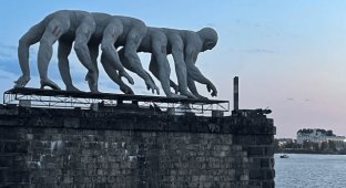 A selection of strange statues and monuments, the meaning of which is not easy to understand (13 photos)