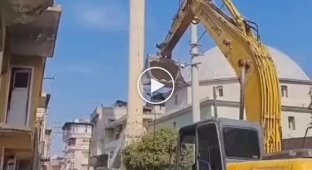 The demolition of the destroyed minaret in Turkey hooked the builder