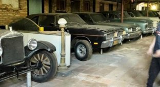 Бразильские подростки залезли в старый особняк и нашли коллекцию ретро-автомобилей (7 фото + 1 видео)