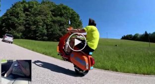 Трюкач проехал несколько километров на скутере без переднего колеса