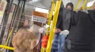 У Санкт-Петербурзі пасажири автобуса побилися з чоловіком, який намагався закурити в салоні