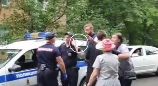Парень пытается отбить своего друга у московской полиции (мат)