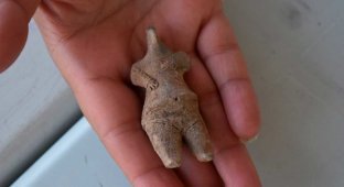 A 7,800-year-old figurine was found in Turkey (3 photos + 1 video)