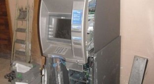 Вскрыли банкомат (7 фото)
