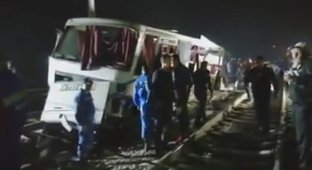 Поезд протаранил автобус в Алматинской области (2 фото + 3 видео)