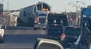 Поезд сошёл с рельсов и врезался в здание в США (2 фото + 1 видео)