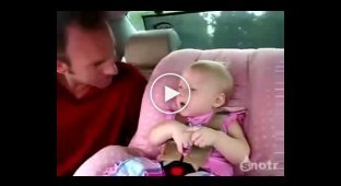 Маленькая девочка мучает отца