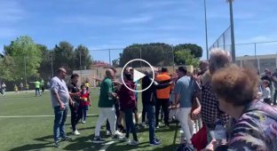 The schoolchildren continued to play football, not paying attention to their parents' fight