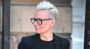 52-year-old flight attendant lost her job because of an "extreme" hairstyle (2 photos)