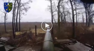 Украинский танк обстреливает российские позиции возле села Новокалиново в Донецкой области
