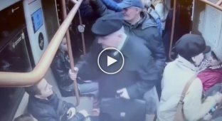 In the Moscow metro, a man did not give up his seat to a pensioner and sprayed a spray can in his face