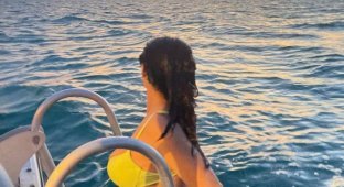 Salma Hayek flashed her breasts on vacation (6 photos)