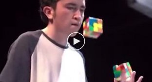 Анхель Альварадо - он собирает кубик Рубика, когда жонглирует им
