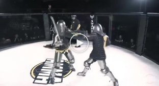 Убрані в доспехи бійці борються в клітці для ММА