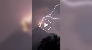 When the elements argue: lightning over a volcano