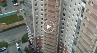 В Красногорске мужчина устроил стрельбу с балкона