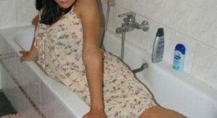 Девушка демонстрирует растяжку в ванной (3 фото)