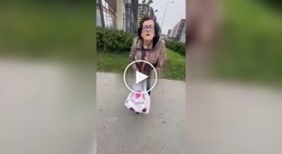Пожилая россиянка ударила палкой мигранта из Средней Азии