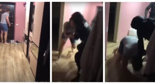 Полицейские выбили дверь и скрутили мужчину на глазах у детей из-за группы в ВК (6 фото + 1 видео)