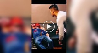 Жестокая шутка над спящими мужчинами