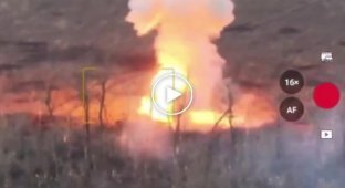 Детонация БК российского танка после прилета ПТУРа в районе Работино Запорожской области