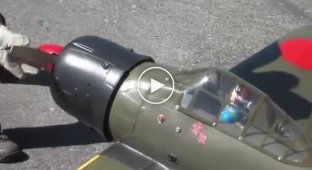 Игрушечный вертолет против игрушечного самолета