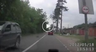 Мотоциклист влетел в поворачивающий автомобиль
