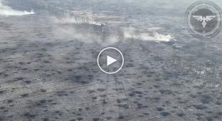 Два вражеских БТР одновременно взрываются на минах при попытке начать штурм