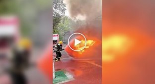 Пожарные тренируются в тушение направленного огня