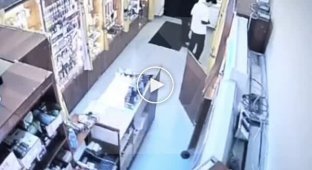 В России покупатель попросил продавца показать нож и с помощью него ограбил магазин