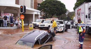 Volkswagen Polo утонул посреди улицы (3 фото)