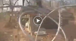 Російський військовий, що горить, вибігає з бліндажу після прильоту українського FPV-дрону