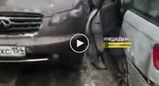 Новосибирский водитель в невменяемом состоянии повредил пять автомобилей