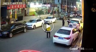 Полностью слепой водитель в Китае