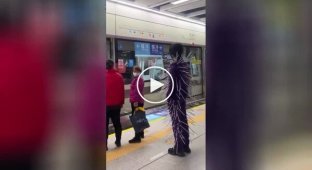 Guy Finds Unconventional Way to Protect His Personal Space During Rush Hour