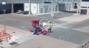 Сотрудник аэропорта бросает багаж