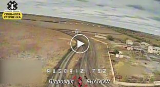 Украинский FPV-дрон уничтожает российскую САУ 2С3 «Акация» на Угледарском направлении