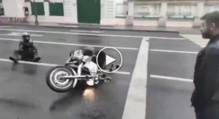 Мотоциклист упал из-за пьяного пешехода (мат)